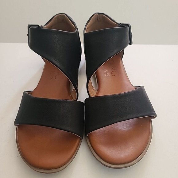 Mustang Women's Sandals Size 7 Closed Heel Black Flats with Buckle Closure - Picture 2 of 8